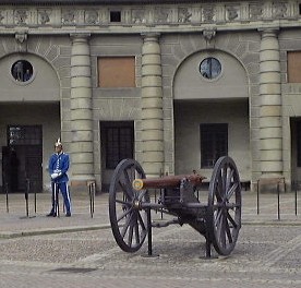王宮の中庭 要所要所に衛兵が立っている。