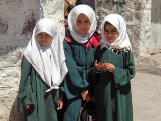 イスラム圏では女性の写真はなかなか撮れない。ラッキーなことに、この子たちは撮っても良いと言ってくれた。